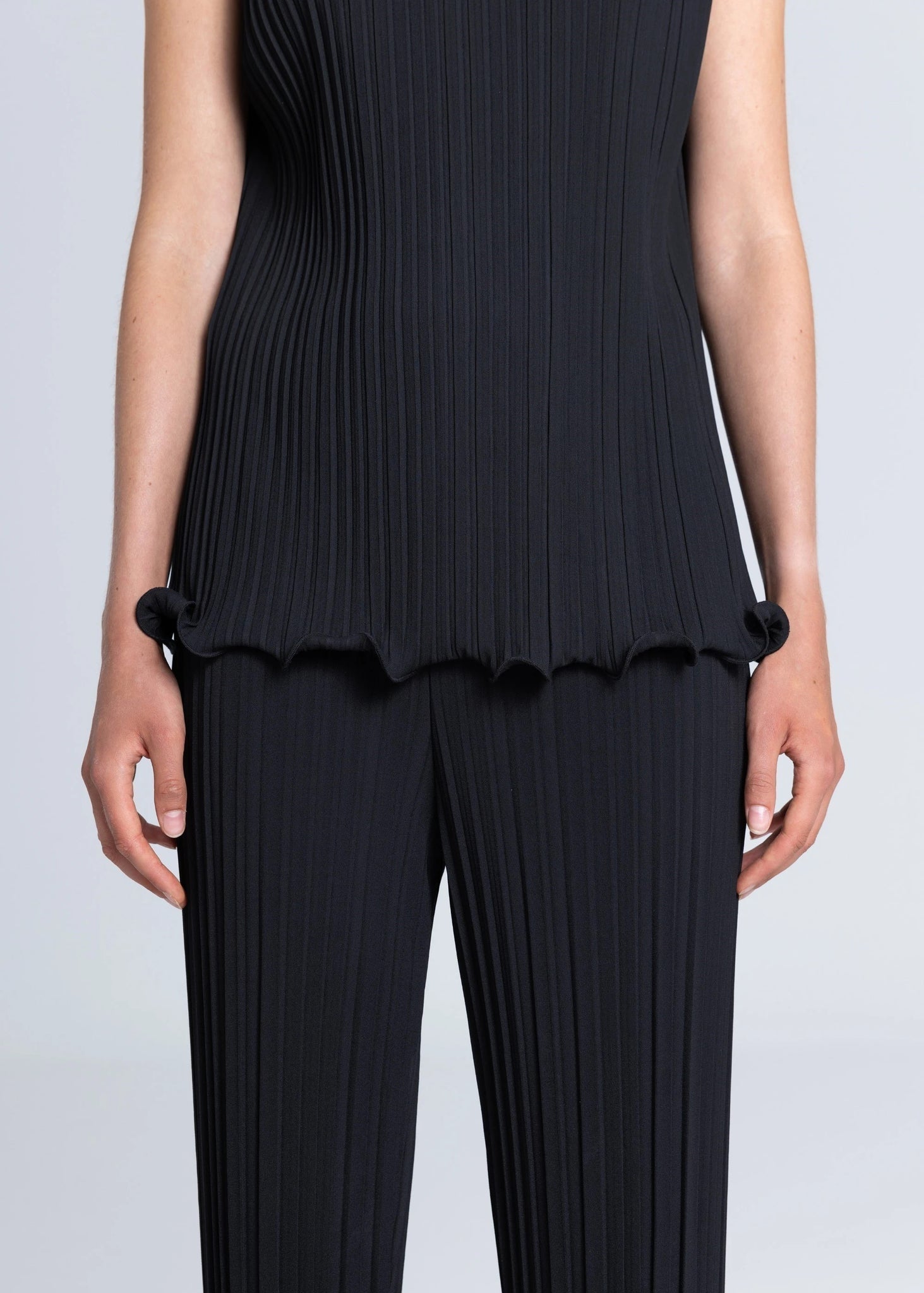 PLEATED STRAIGHT LEG SCALLOP EDGE TROUSERS - BLACK