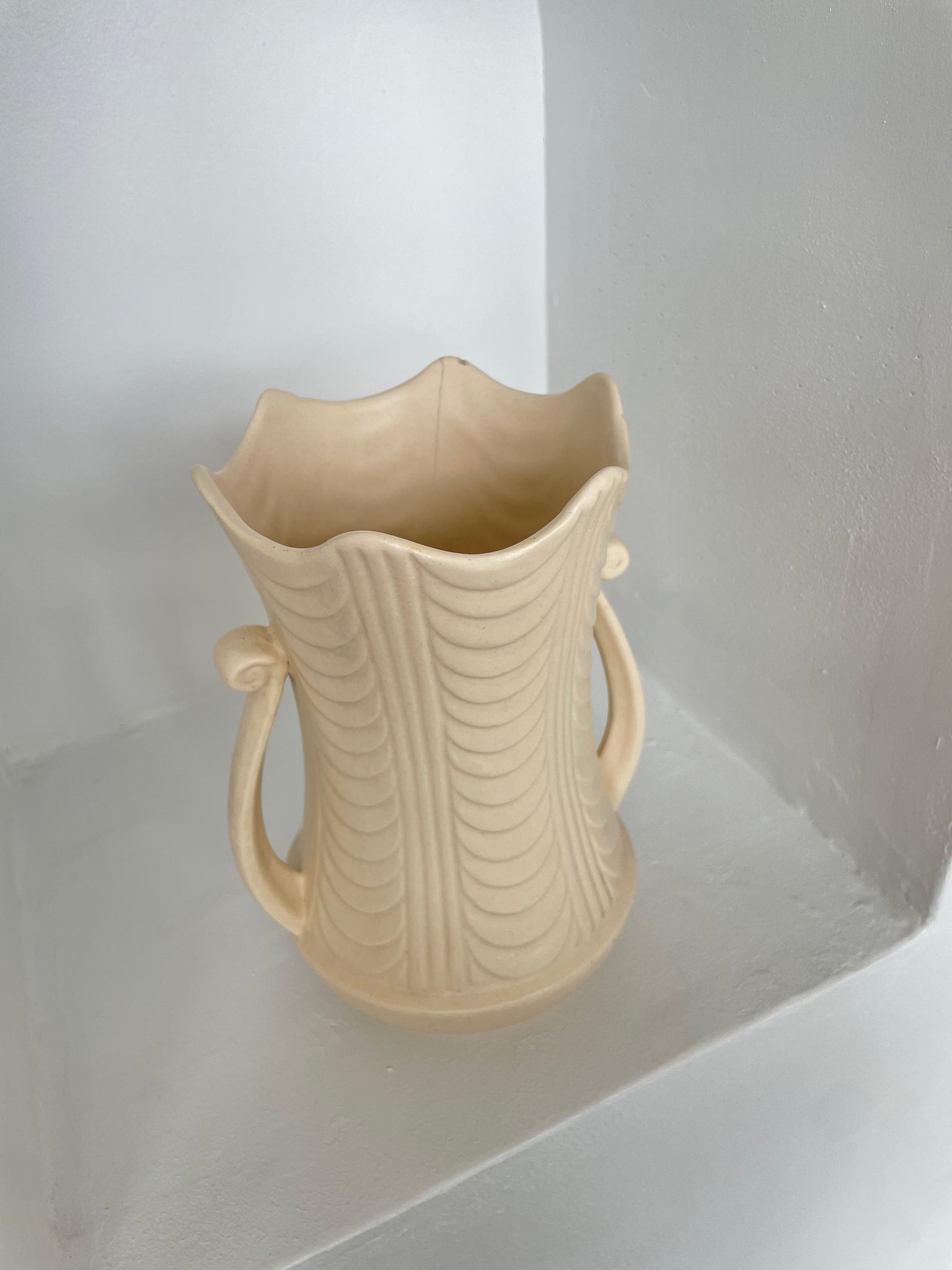 MATTE DOUBLE HANDLE VASE