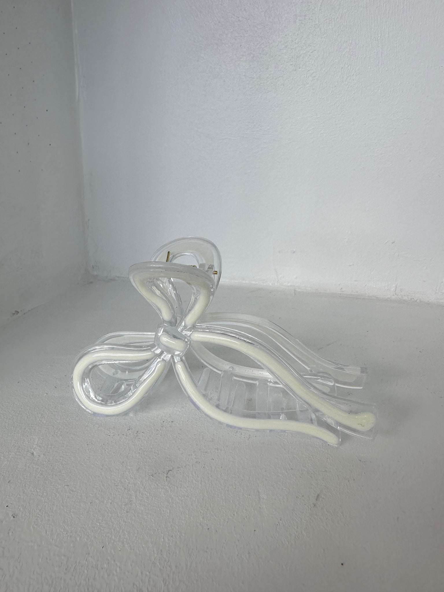 BIG BOW HAIR CLAW - CREAM/CLEAR