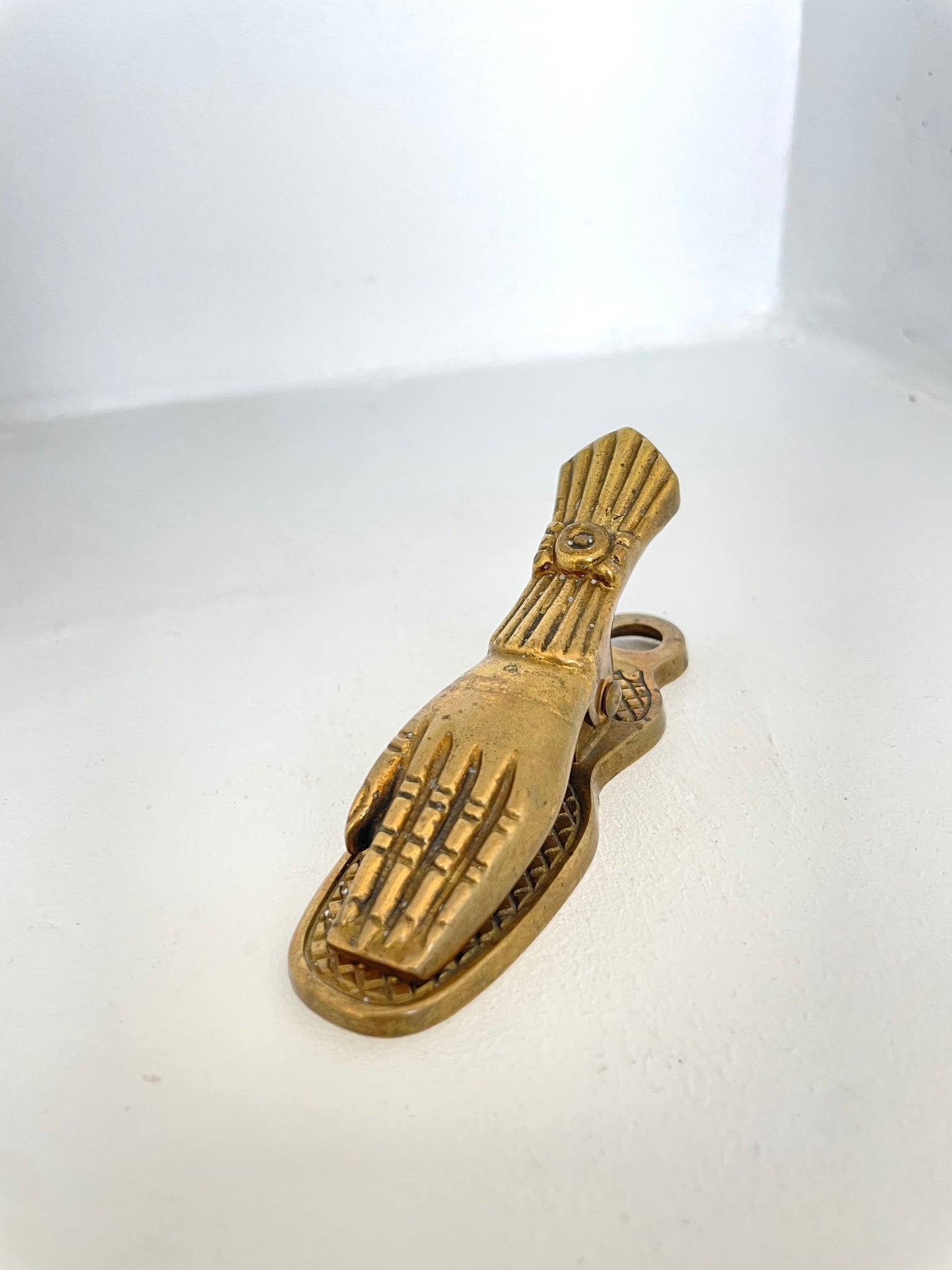 VINTAGE BRASS HAND CLIP