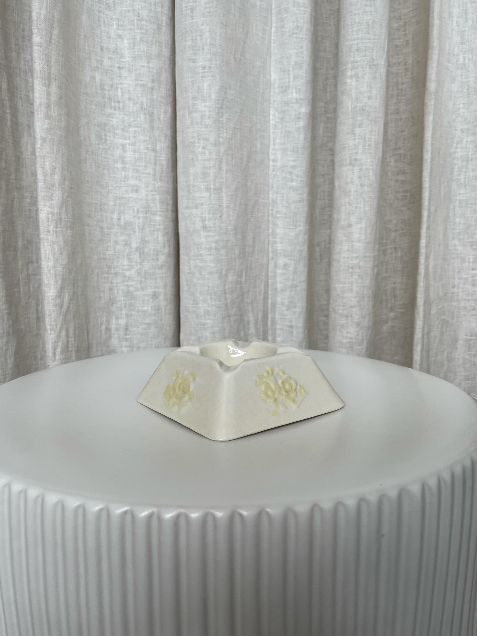 VINTAGE PLATFORM ASHTRAY