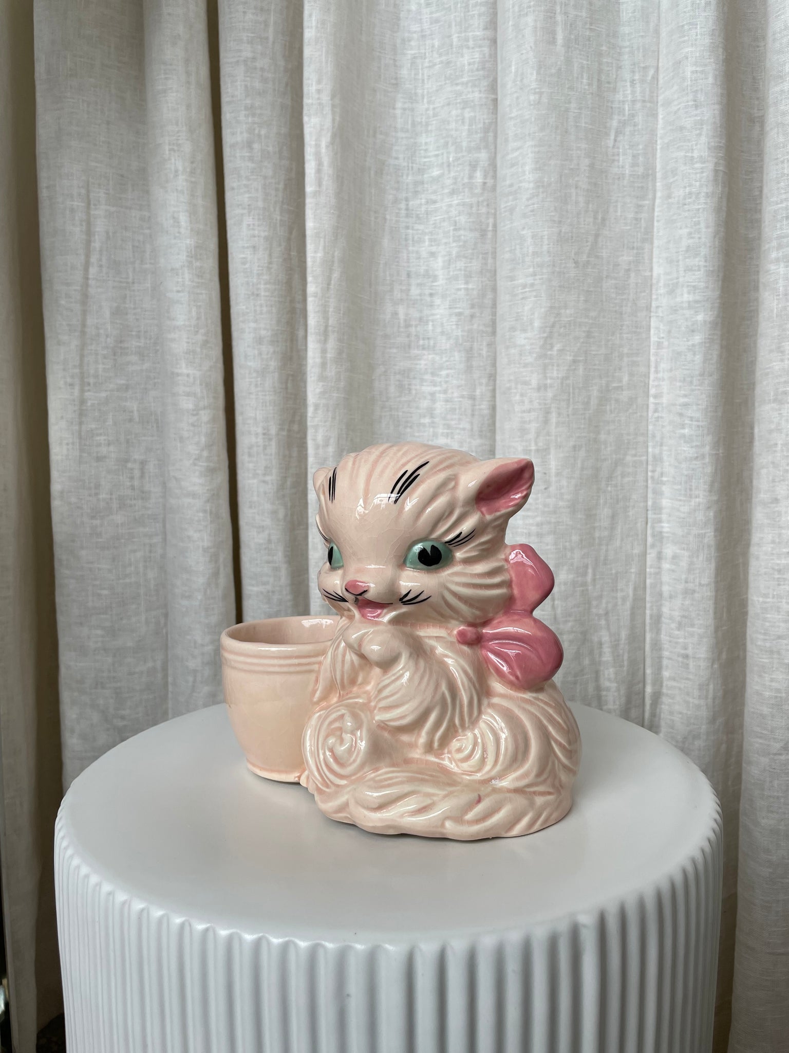 VINTAGE PINK KITTY HULL POTTERY