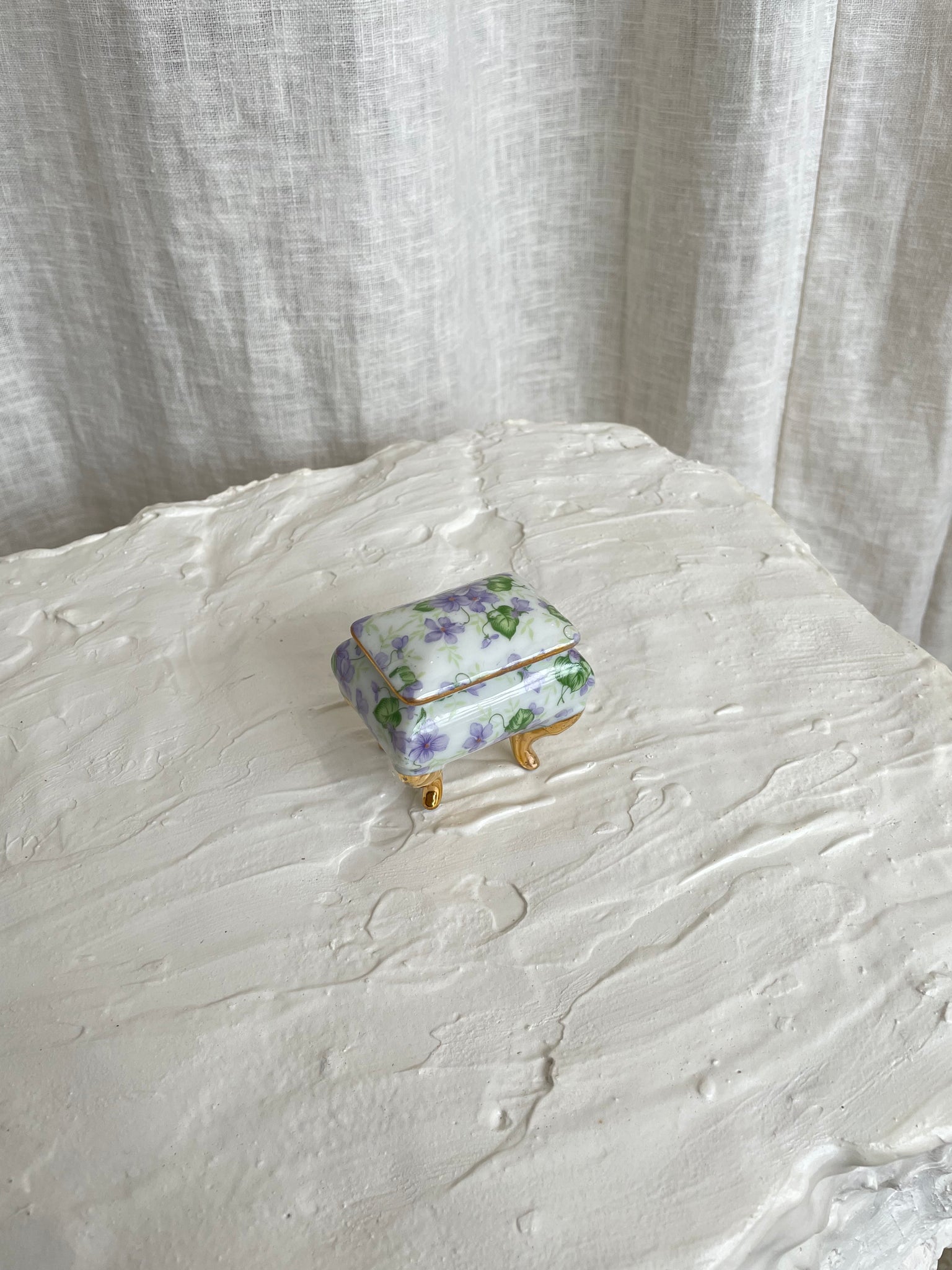 TINY FLORAL PEDESTAL TCHOTCHKE BOX