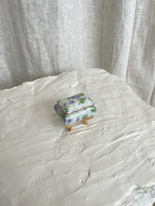 TINY FLORAL PEDESTAL TCHOTCHKE BOX