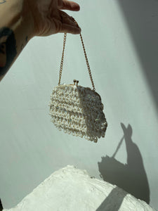 DAINTY PEARLY CLUTCH