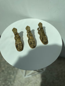 VINTAGE BRASS HAND CLIP
